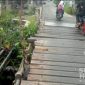 Jembatan darurat pengganti Jembatan Cicuwol yang nyaris ambruk. l Istimewa