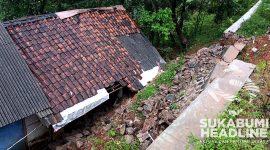 Rumah warga Cikidang tertimpa material longsoran. l BPBD Kabupaten Sukabumi