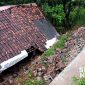 Rumah warga Cikidang tertimpa material longsoran. l BPBD Kabupaten Sukabumi