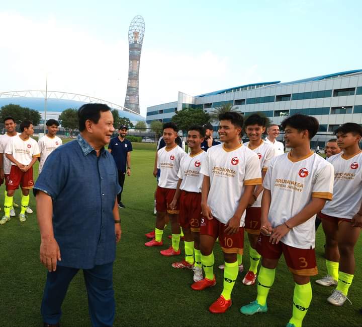 Menteri Pertahanan RI Prabowo Subianto bersama tim U-17 Persib Bandung di Aspire Academy, Doha, Qatar, Rabu (31/5/2023). l Istimewa