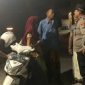 Wanita asal Sukabumi saat diamankan polisi setelah hendak bunuh diri. l Istimewa
