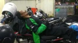 Ojol tertidur di sembarang tempat. l Istimewa