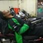 Ojol tertidur di sembarang tempat. l Istimewa