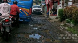 Jalan Kabupaten Gang Koramil, Cicurug Sukabumi rusak parah. l Muhamad Salman