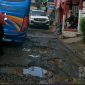 Jalan Kabupaten Gang Koramil, Cicurug Sukabumi rusak parah. l Muhamad Salman