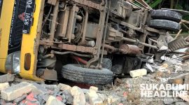 Truk mengalami kecelakaan tunggal di Tegalbuleud, Kabupaten Sukabumi. l Istimewa