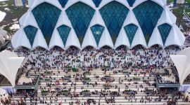 Pengunjung Masjid Al Jabbar Bandung. l Istimewa