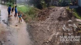 Jalan rusak di Kecamatan Nyalindung, Kabupaten Sukabumi jadi arena bermain anak. l Istimewa