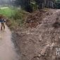 Jalan rusak di Kecamatan Nyalindung, Kabupaten Sukabumi jadi arena bermain anak. l Istimewa