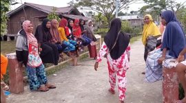 Kaum perempuan di Desa Kenara, semuanya berjilbab. l Hidayatullah