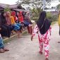 Kaum perempuan di Desa Kenara, semuanya berjilbab. l Hidayatullah