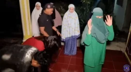 Santri perempuan di Ponpes Alkafiyah jadi imam shalat. l Istimewa