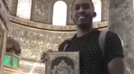 Ahmad Young berfoto sambil memegang AlQuran. l Istimewa