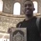 Ahmad Young berfoto sambil memegang AlQuran. l Istimewa