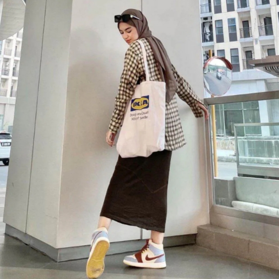 Atasan flanel dipadukan dengan rok span untuk style kuliah hijab. l Instagram/adiva.selsa