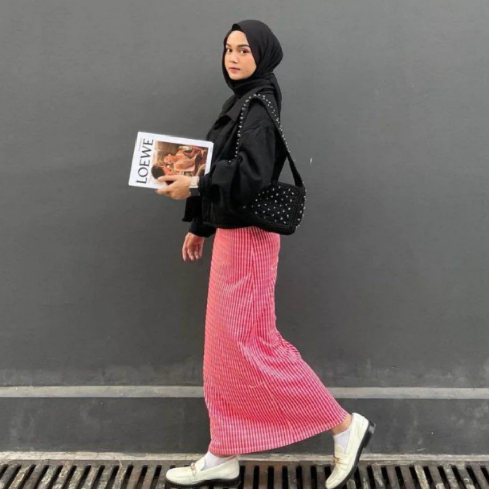 Hijab warna hitam cocok untuk mix and match style hijab kuliah. l @yurezalina