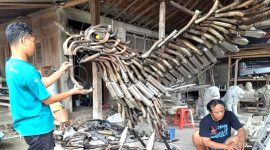 Monumen knalpot berbentuk burung Garuda di Polres Sukoharjo. l Istimewa