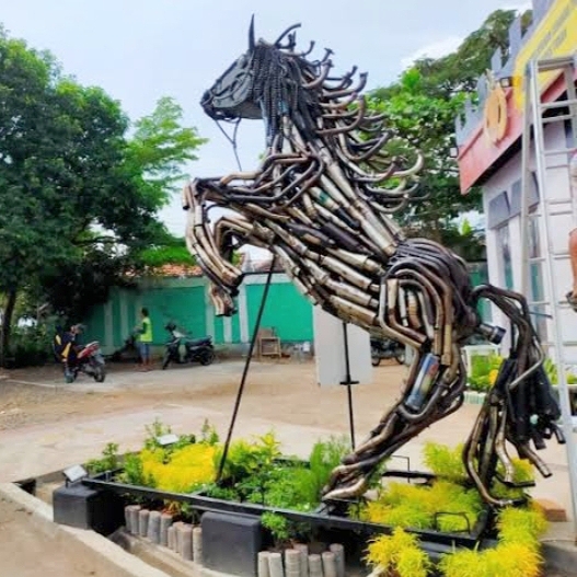 Monumen knalpot berbentuk kuda di Polres Tuban. l Istimewa