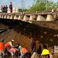 Rel KA Sukabumi-Bogor menggantung setinggi 15 meter. l Istimewa