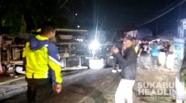 Truk terguling di Kampung Ciutara, Parungkuda. l Istimewa