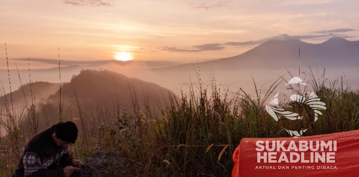 Melihat matahari terbenam di atas puncak Bukit Karang Numpang, Sukabumi. l Ali Ma'mun Iman