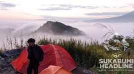 Melihat pemandangan bak negeri di atas awan di atas puncak Bukit Karang Numpang, Sukabumi. l Ali Ma'mun Iman
