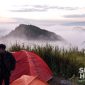 Melihat pemandangan bak negeri di atas awan di atas puncak Bukit Karang Numpang, Sukabumi. l Ali Ma'mun Iman