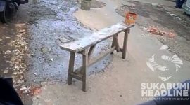 Warga ngecor Jalan Kabupaten yang rusak di Kabandungan, Sukabumi. l Istimewa