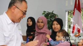 Wakil Bupati Sukabumi, Iyos Somantri mengajak bercanda seorang balita. l Humas Pemkab Sukabumi