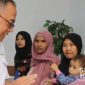 Wakil Bupati Sukabumi, Iyos Somantri mengajak bercanda seorang balita. l Humas Pemkab Sukabumi