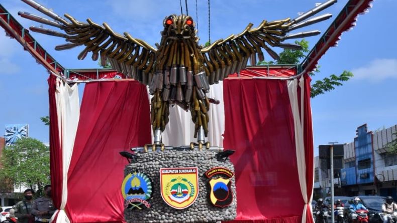 Monumen knalpot berbentuk burung Garuda di Polres Sukoharjo. l Istimewa