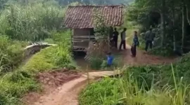 Warung kopi paling terpencil disalah satu kampung yang ada di Kabupaten Sukabumi. l Tangkapan layar YouTube R-TV Sunda Priangan