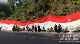 Forkopimcam bersama warga Parungkuda memasang bendera Merah Putih raksasa di Tebing Palagan Bojongkokosan. l sukabumiheadline.com