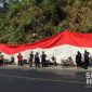 Forkopimcam bersama warga Parungkuda memasang bendera Merah Putih raksasa di Tebing Palagan Bojongkokosan. l sukabumiheadline.com