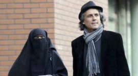 Rasyid Nikaz usai membayar denda Muslimah yang memakai cadar di Prancis. l Istimewa