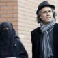 Rasyid Nikaz usai membayar denda Muslimah yang memakai cadar di Prancis. l Istimewa