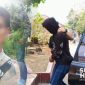 Pelaku penganiaya anak kandung di Cidolog, Kabupaten Sukabumi digelandang ke Mapolres Sukabumi. l Istimewa