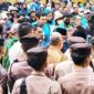 Massa aksi protes keputusan DPMD Kabupaten Sukabumi. l Istimewa