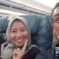 Warga Sukabumi, Hendri Koswari (kanan) saat naik kereta cepat. l Istimewa