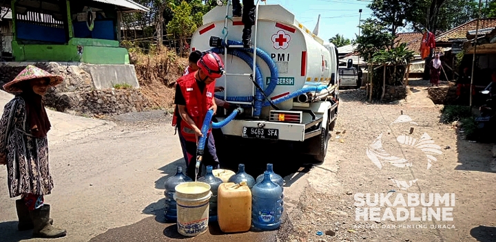 PMI dan BPBD tengah membagikan air bersih ke warga Kabupaten Sukabumi. l Istimewa