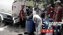 Warga di salah satu kecamatan di Kabupaten Sukabumi antre bantuan air bersih. l Istimewa