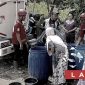 Warga di salah satu kecamatan di Kabupaten Sukabumi antre bantuan air bersih. l Istimewa