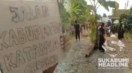 Jalan Kabupaten rusak di Cikembar, Kabupaten Sukabumi. l Istimewa