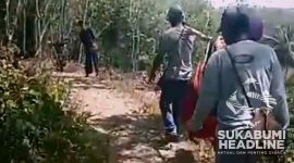 Pasien ditandu karena jalan rusak di Kabupaten Sukabumi. l Istimewa