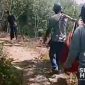 Pasien ditandu karena jalan rusak di Kabupaten Sukabumi. l Istimewa