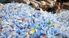 Sampah plastik botol AMDK menumpuk di tempat pembuangan akhir. l Istimewa