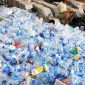 Sampah plastik botol AMDK menumpuk di tempat pembuangan akhir. l Istimewa