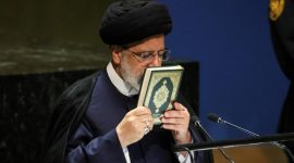 Presiden Iran Ebrahim Raisi mencium AlQuran di SU PBB. l UN Assembly