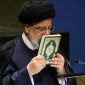 Presiden Iran Ebrahim Raisi mencium AlQuran di SU PBB. l UN Assembly