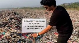Pandawara Group, salah satu organisasi nirlaba menyebutnya sebagai pantai terkotor nomor 4 di Indonesia.